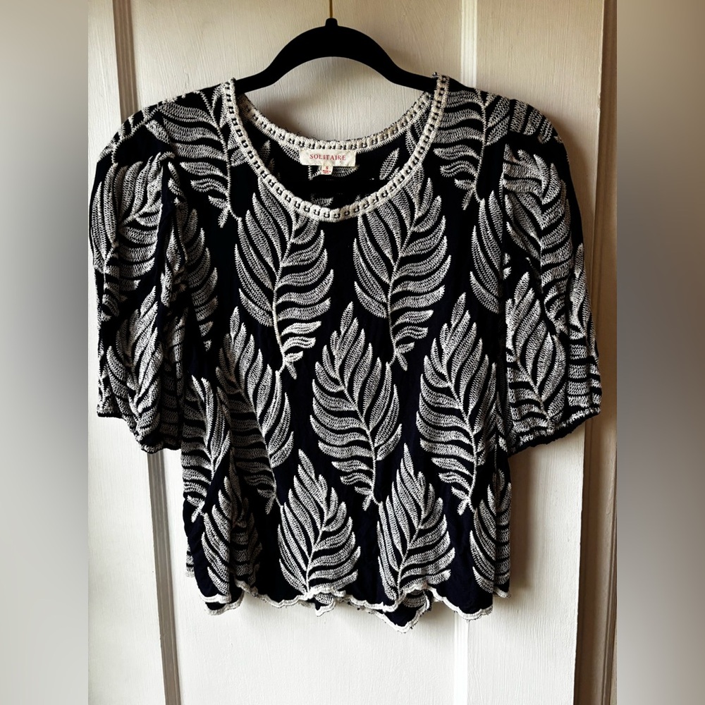 Solitaire Sark Navy and White Leaf-Pattern Short Sleeve Top